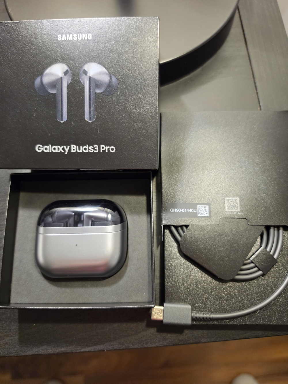 Samsung Galaxy Buds3 Pro - Silver Charging Case and Cable